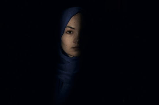 Shahla 21 ans, photographiée à Kaboul le 22 avril 2024, pour l’exposition NO WOMAN’S LAND par Mélissa Cornet et Kiana Hayeri.