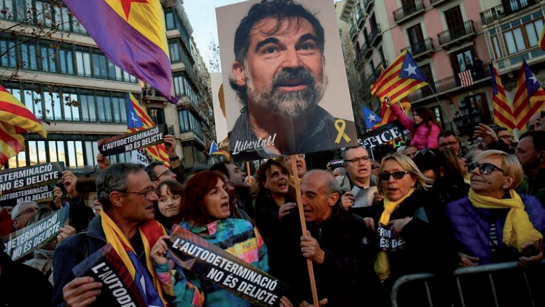 Jordi Cuixart risque jusqu’à 25 ans de prison pour avoir plaidé en faveur du référendum d’autodétermination. Il est président d’Omnium Cultural, une association qui oeuvre pour la défense de la langue et de la culture catalanes.