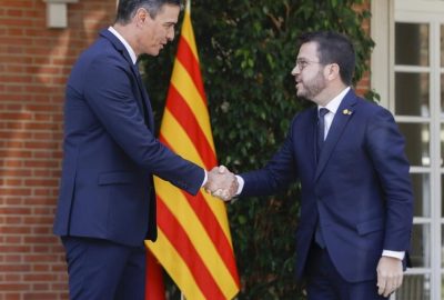 Le chef du gouvernement espagnol, Pedro Sanchez, 
et le président de la Generalitat, Pere Aragonès, lors de l’accord sur la loi d’Amnistie le 31 octobre 2023.