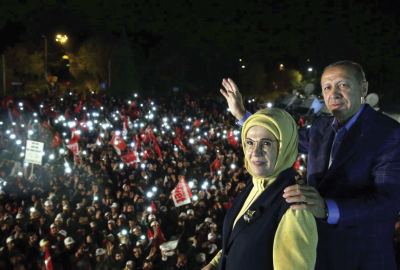 Recep Tayyip Erdogan est loin d’avoir obtenu le plébiscite que ses partisans
annonçaient pour le référendum sur le renforcement de ses pouvoirs.