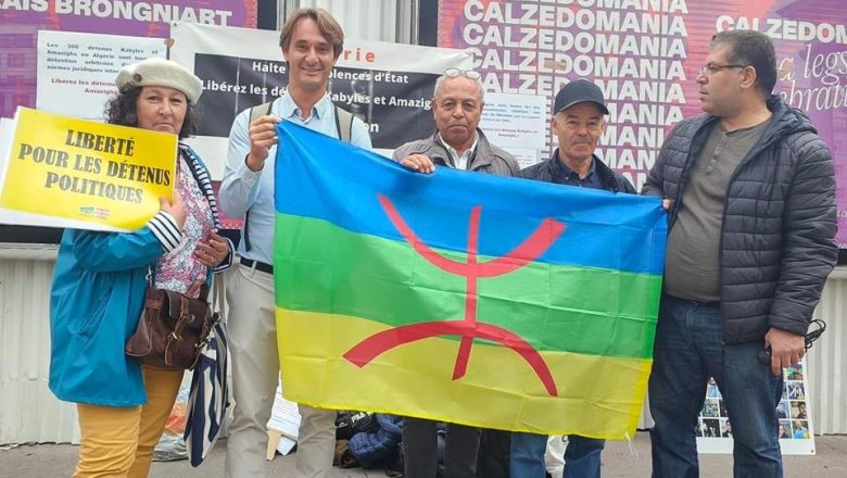 Pèire Costa, second en partant de la gauche, apporte le soutien de R&PS aux Amazighs. Belkacem Lounès, second en partant de la droite, porte-parole du Congrès Mondial Amazigh.