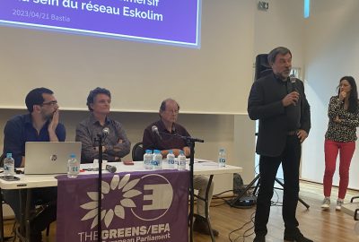 De g. à dr. : Peio Jorajuria, Paul Molac et Jean Louis Blenet (tribune) ainsi que Ghjiseppu Turchini (debout) et Anna Catalina Santucci.