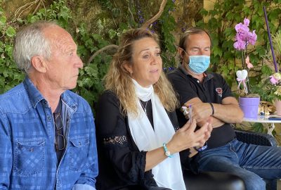 Marilyne Taddei, entourée de membres de l'association Cambià và