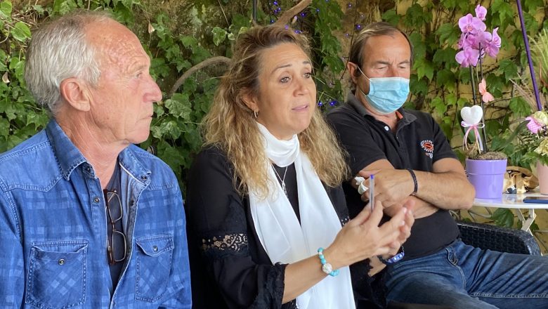 Marilyne Taddei, entourée de membres de l'association Cambià và