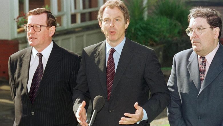 Après 30 ans de conflit et 3600 morts, les accords du Vendredi Saint étaient signés en Irlande du Nord le 10 avril 1998. (Photo, de g.à d. John Hume, leader catholique irlandais, Prix Nobel de la Paix 1998, Tony Blair, Premier ministre britannique, David Trimble, leader protestant nord irlandais, donnent une conférence de presse commune)