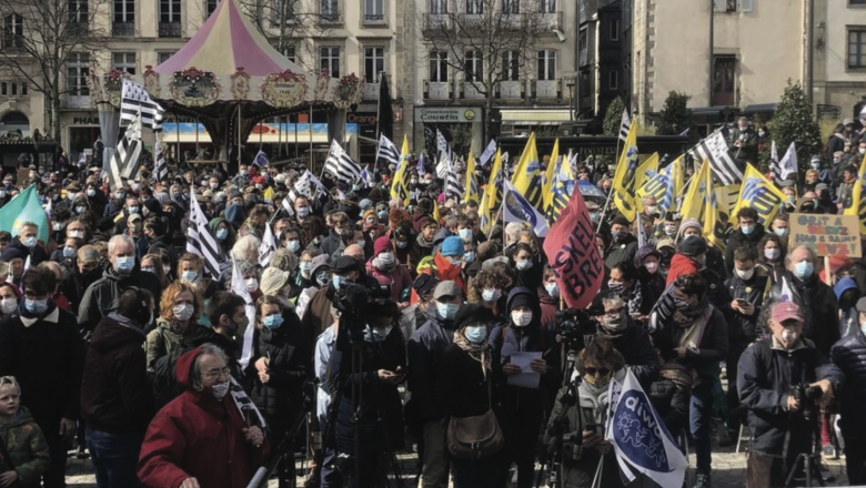 La foule sur la place Saint Corentin à Quimper pour défendre le breton et le gallo.