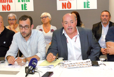Lors de la conférence de presse de présentation du Collectif. À la tribune, Vannina Bernard-Leoni, Jean-Paul Poletti, Jérôme Ferrari, Léo Battesti, Pierre Gambini et Lavinie Boffy. En arrière plan, Dominique Bianconi, Marie-France Giovannangeli, Antoine Orsini et Jacques Mattei.
