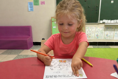 Petite fille coloriant en septembre