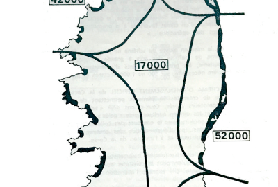 Reprise de la carte publiée dans le premier Autonomia de 1974 (Analyse critique des prévisions du Schéma d’Aménagement 1971-1985, p. 105).
Les chiffres correspondent au nombre de lits prévus par le Schéma d’Aménagement. Les zones du littoral en noir correspondent à l’emprise foncière des groupes financiers ci-dessous.
Sud : Devèze, Lefèbvre, Righetti, Guillemot, la Caisse des dépôts et consignations (Les Glénans), Orgec (La Testa Ventilegna). Balagna : Club Méditerranée, le groupe belge « La Buffa », du VVF de Lozari à Calvi, Lumiu. Agriates : Rotschild. Aiacciu : de Porticciu (Lava, San Sebastianu) à Cargèse. Côte Orientale : groupe anglais de Diana, la Marana (CGTH), Pinetu (VVF Borgo), le domaine de Pinia, Casabianda, les camps allemands, Jahlan à Campoloro, etc. Cap Corse : groupe Mattei à Rogliano...