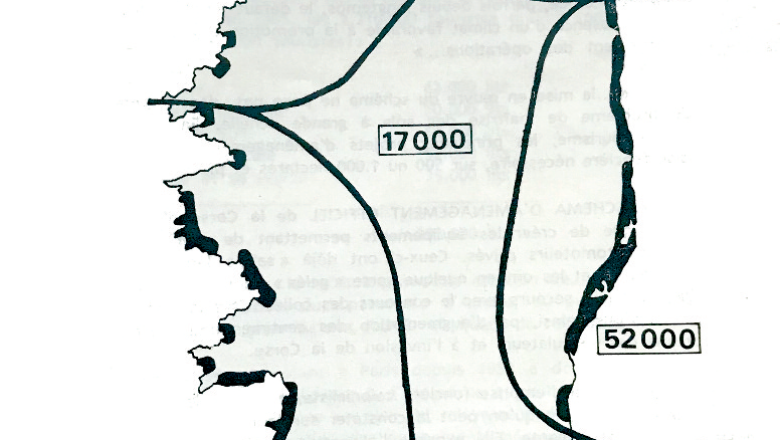 Reprise de la carte publiée dans le premier Autonomia de 1974 (Analyse critique des prévisions du Schéma d’Aménagement 1971-1985, p. 105).
Les chiffres correspondent au nombre de lits prévus par le Schéma d’Aménagement. Les zones du littoral en noir correspondent à l’emprise foncière des groupes financiers ci-dessous.
Sud : Devèze, Lefèbvre, Righetti, Guillemot, la Caisse des dépôts et consignations (Les Glénans), Orgec (La Testa Ventilegna). Balagna : Club Méditerranée, le groupe belge « La Buffa », du VVF de Lozari à Calvi, Lumiu. Agriates : Rotschild. Aiacciu : de Porticciu (Lava, San Sebastianu) à Cargèse. Côte Orientale : groupe anglais de Diana, la Marana (CGTH), Pinetu (VVF Borgo), le domaine de Pinia, Casabianda, les camps allemands, Jahlan à Campoloro, etc. Cap Corse : groupe Mattei à Rogliano...