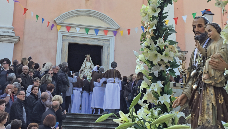 A Madonna fiumarola del Carmine,
sous l’oeil bienveillant de San Ghjisè.
Départ de la procession.