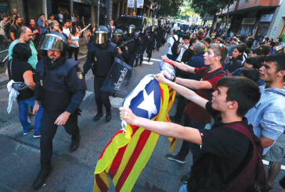 Par ses gesticulations répressives, Madrid espère
arriver à intimider les catalans les moins engagés.