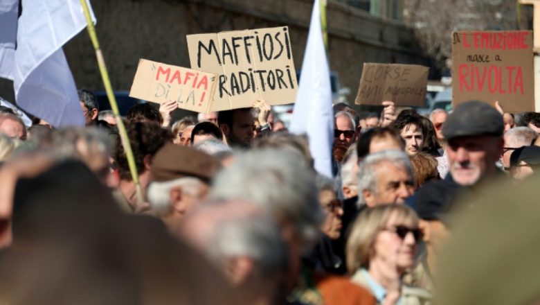 Légende : Manifestation contre l'emprise de la mafia en Corse, à Ajaccio, le 8 mars 2025.