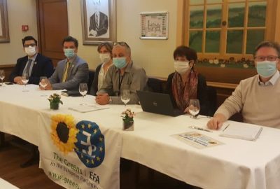 De gauche à droite, Gabriel Feutrier de Lou Felibrige, association pour la sauvegarde de la langue et de la culture des Pays d'Oc, Paul Molac, député breton du groupe Libertés et Territoires, Marie André Ouret de Biga Bai (Institut Culturel Basque), François Alfonsi, député européen du groupe Verts-ALE, Marie Jeanne Verny de la Fédération des Enseignants de Langue et Culture d'Oc, Jean Paul Couché de l'Institut de la langue flamande ANTV.