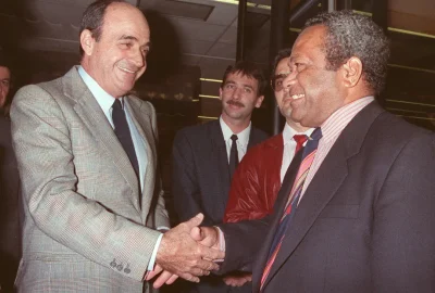 Poignée de main historique entre
Jean Marie Tjibaou, et Jacques Lafleur.