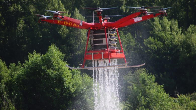 Un drone expérimental unique en Europe pour le largage d’eau et le transport de matériel.
Le prototype est travaillé pour être encore plus performant et sera opérationnel en 2027.