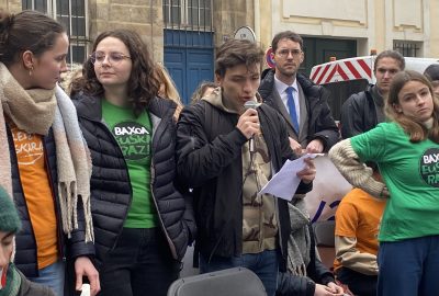 Yann Luciani, liceanu corsu lighjendu u discorsu cumunu appruntatu da i so cumpagni Baschi, Brittoni, Alsaziani, Occitani, Corsi… di fronte à u ministeru di l’Educazione naziunale.